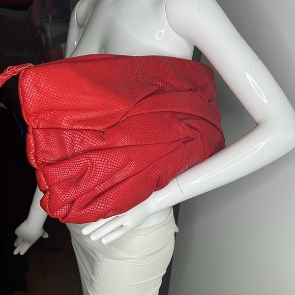 Gino Snake Embossed Extra Large Red Leather Scrunched Zip Clutch Bag - Picture 3 of 10